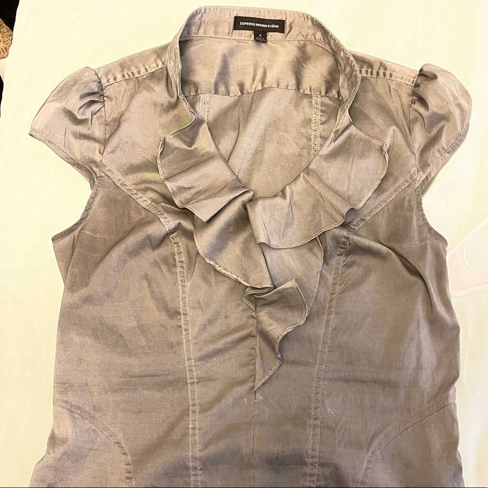 Express Design Studio Ruffle V-neck Top - Picture 5 of 5